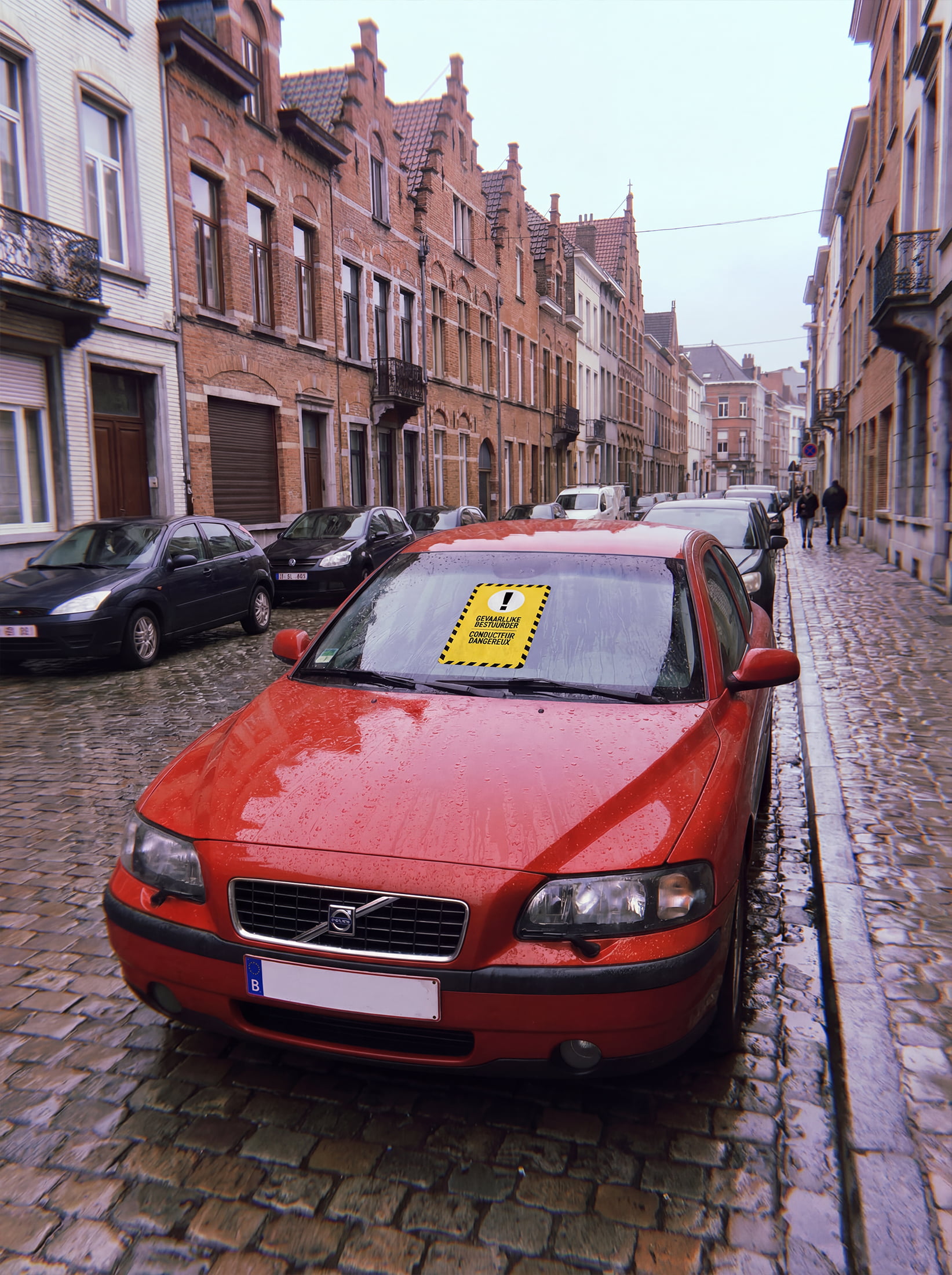 De wagen heeft geen nummerplaat.